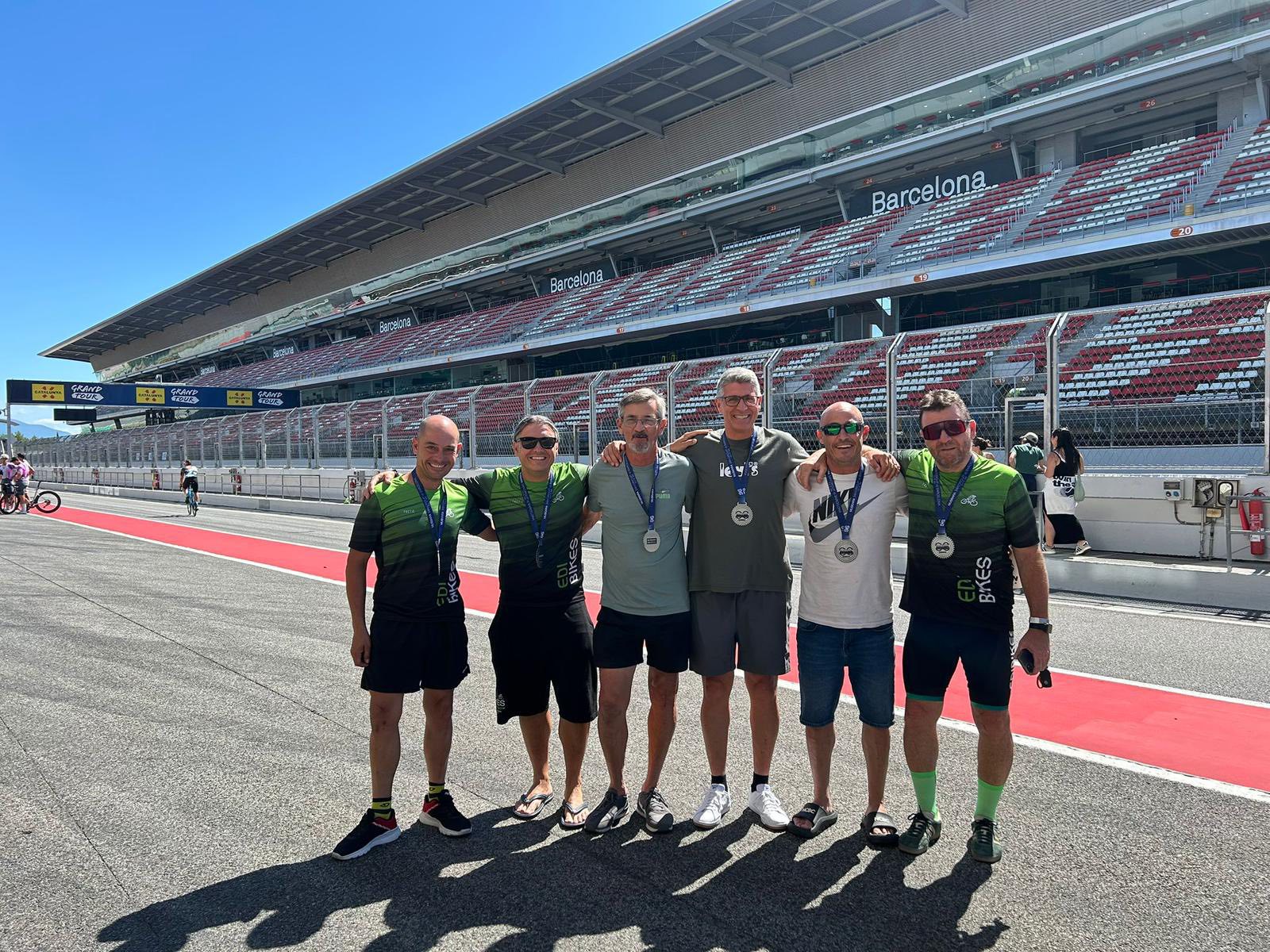 Els figuerencs Adam Lloveras, Joel Vivas i els seus quatre companys d’equip han donat 156 voltes en bicicleta en 24 hores al Circuit de Catalunya