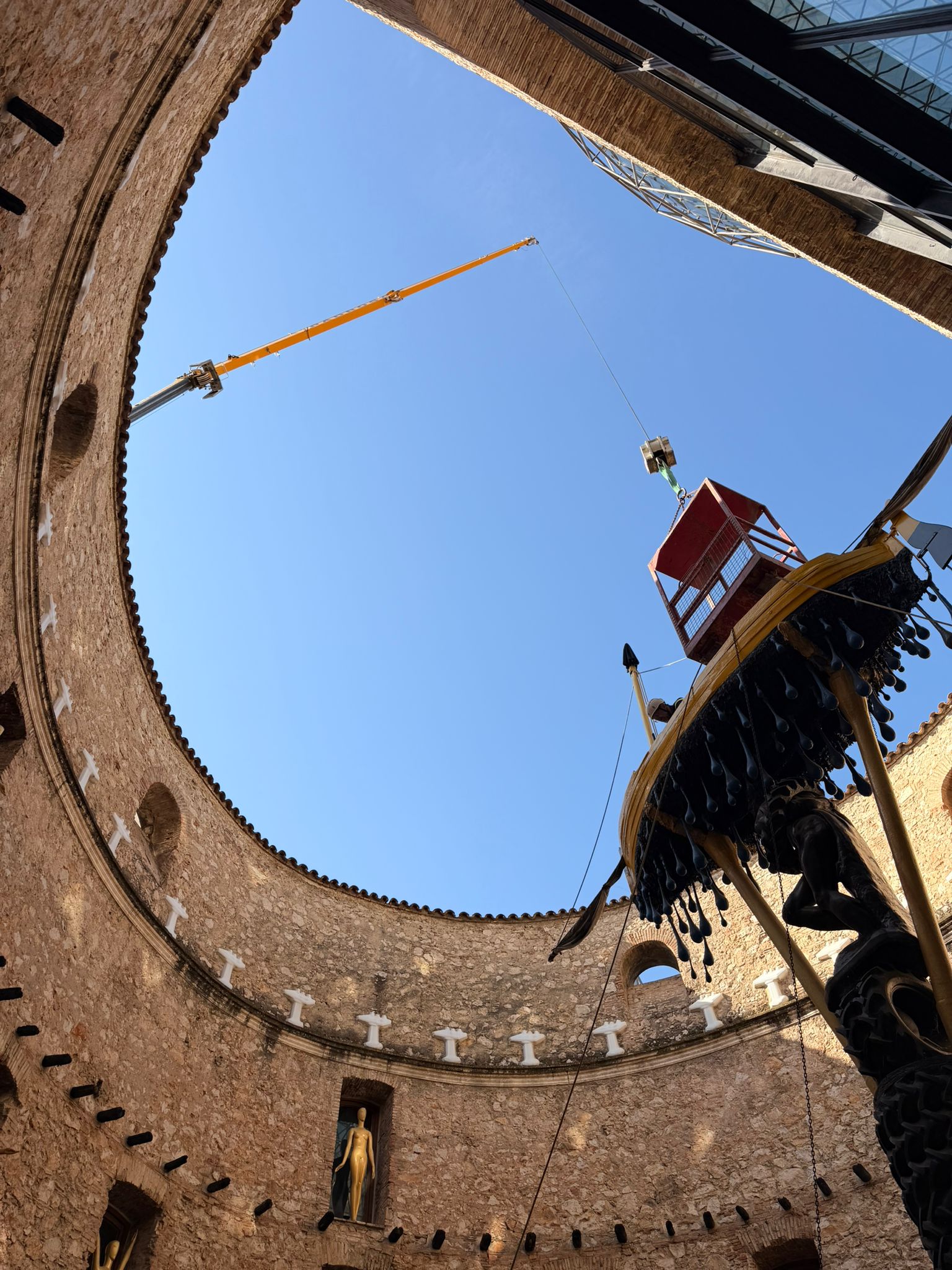 Grues Padrosa ha fet el manteniment de la barca situada al pati interior del Teatre-Museu Dalí