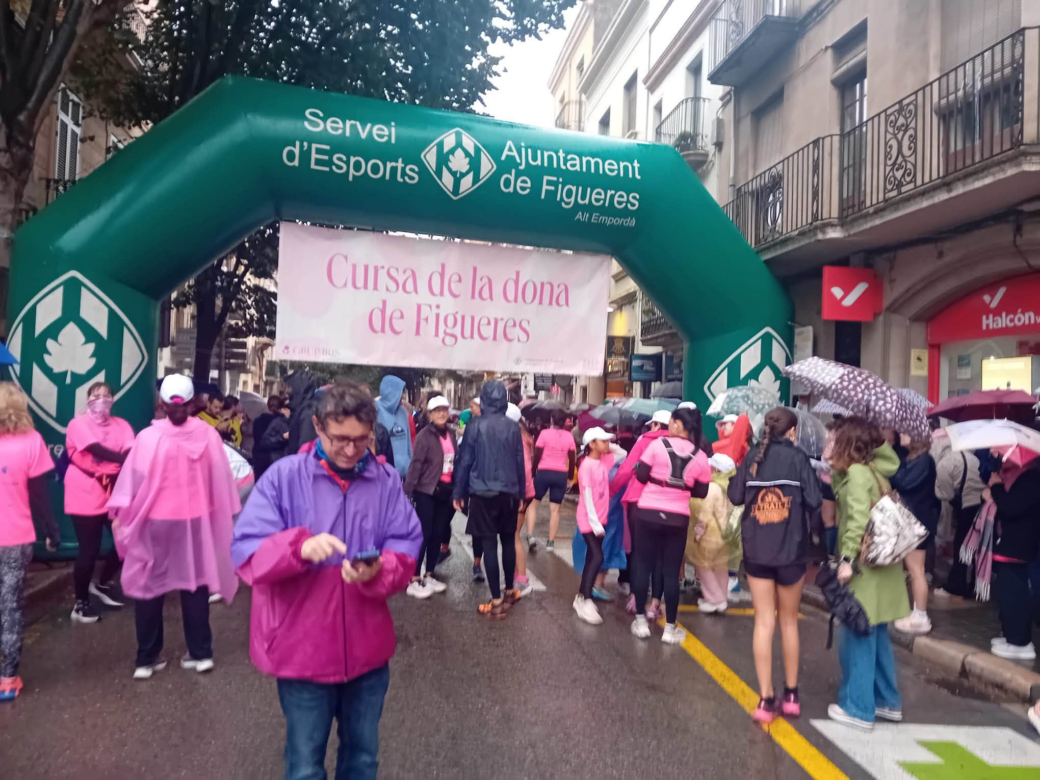 L’11 Cursa de la Dona de Figueres ha hagut de lluitar contra la pluja