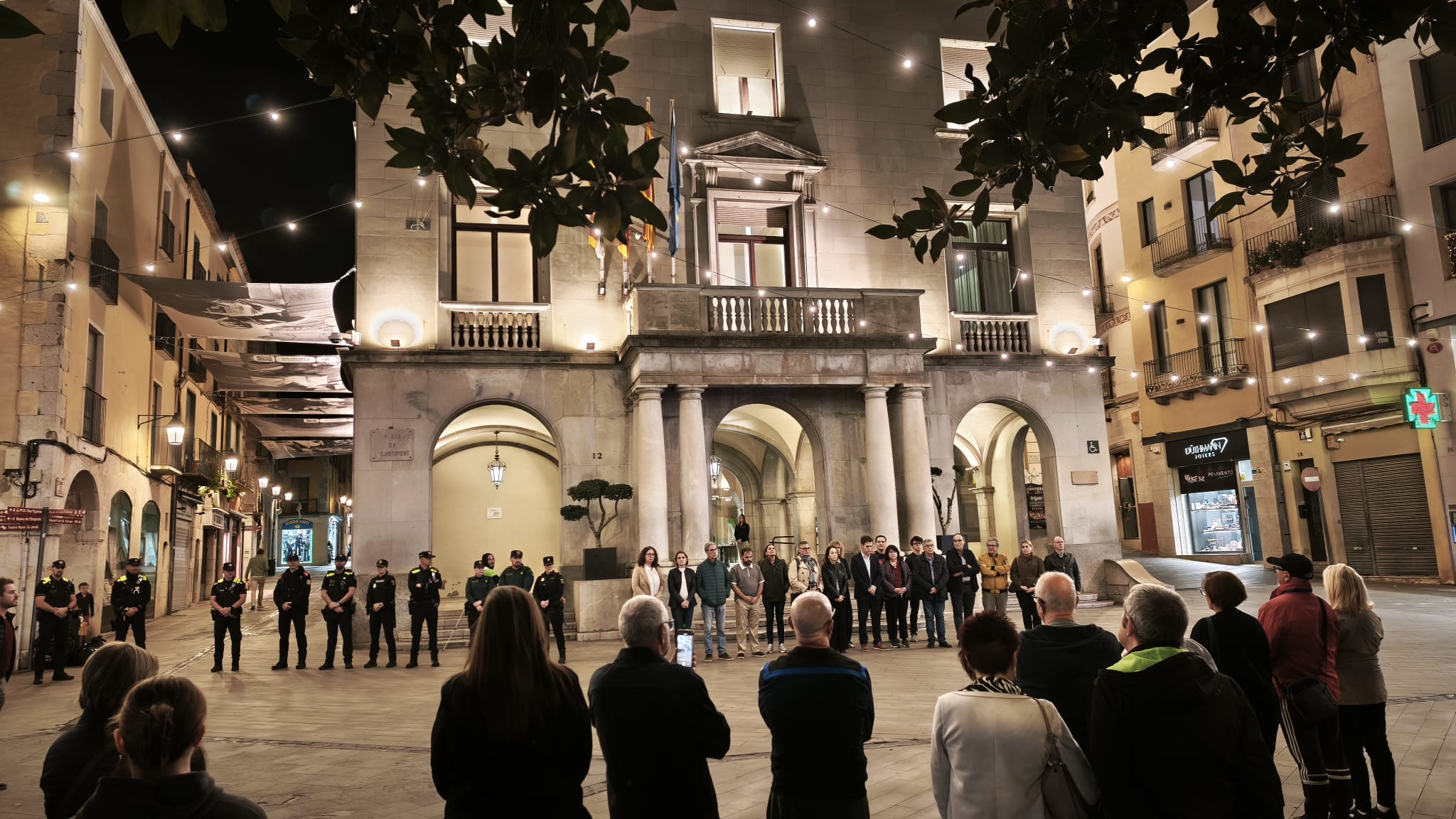 Un minut de silenci a Figueres per les víctimes del xoc de trens